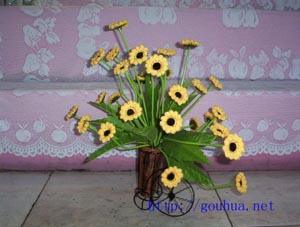 指尖綻放的活力之花 周麗鉤花藝術(shù)公司《活力四射之121》絨線鉤花賞析